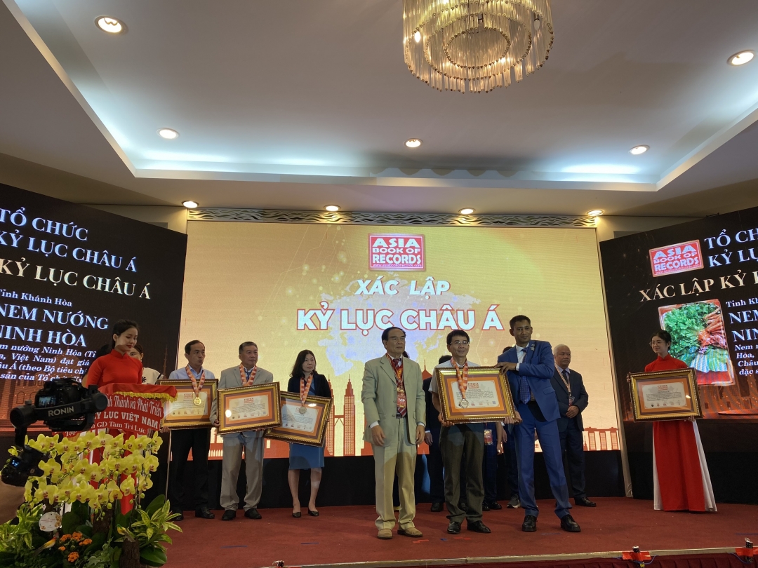 Asian record certificate given to Nem nuong Ninh Hoa