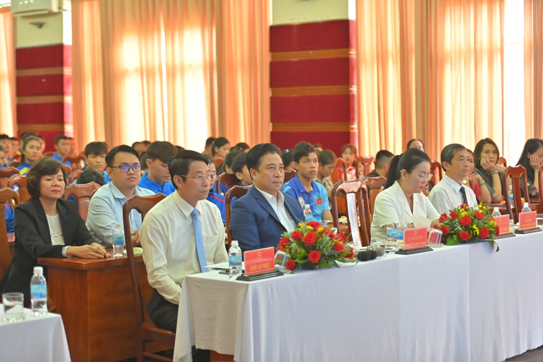 Khanh Hoa’s leaders meet with outstanding coaches and athletes