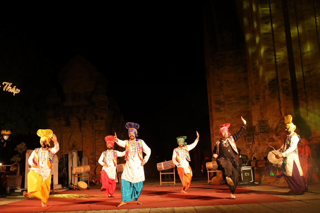 Night art exchange program with Indian artists at Ponagar Temple