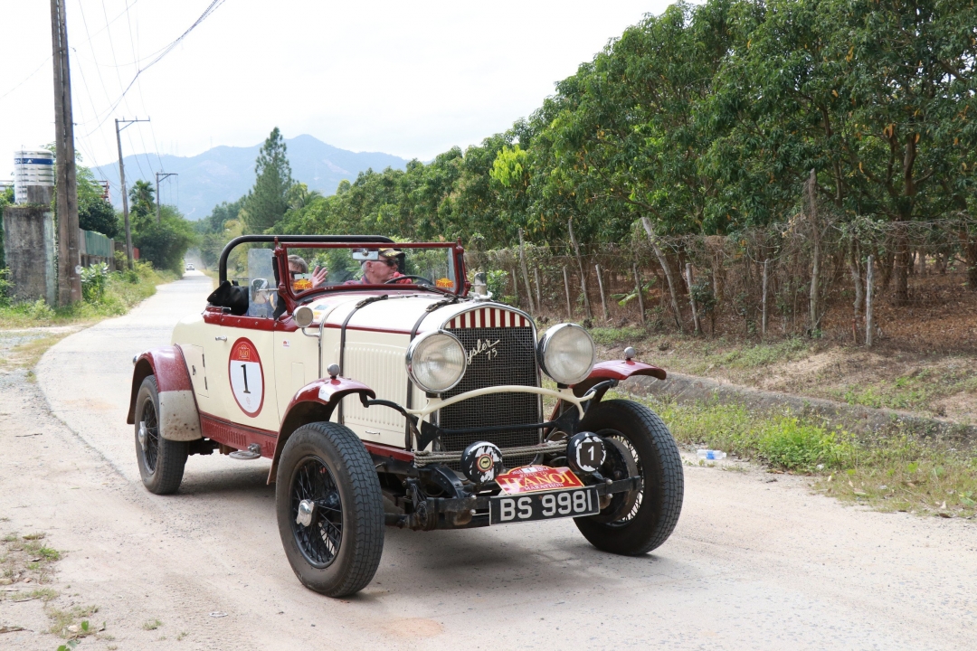 35 vintage and classic cars of Rally the Globe stop by Khanh Hoa