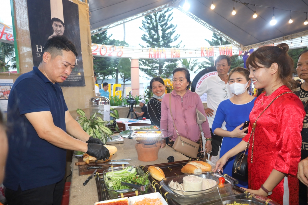 Over 200 booths showcasing tourism and cultural specialties at Nha Trang Sea Tourism Festival