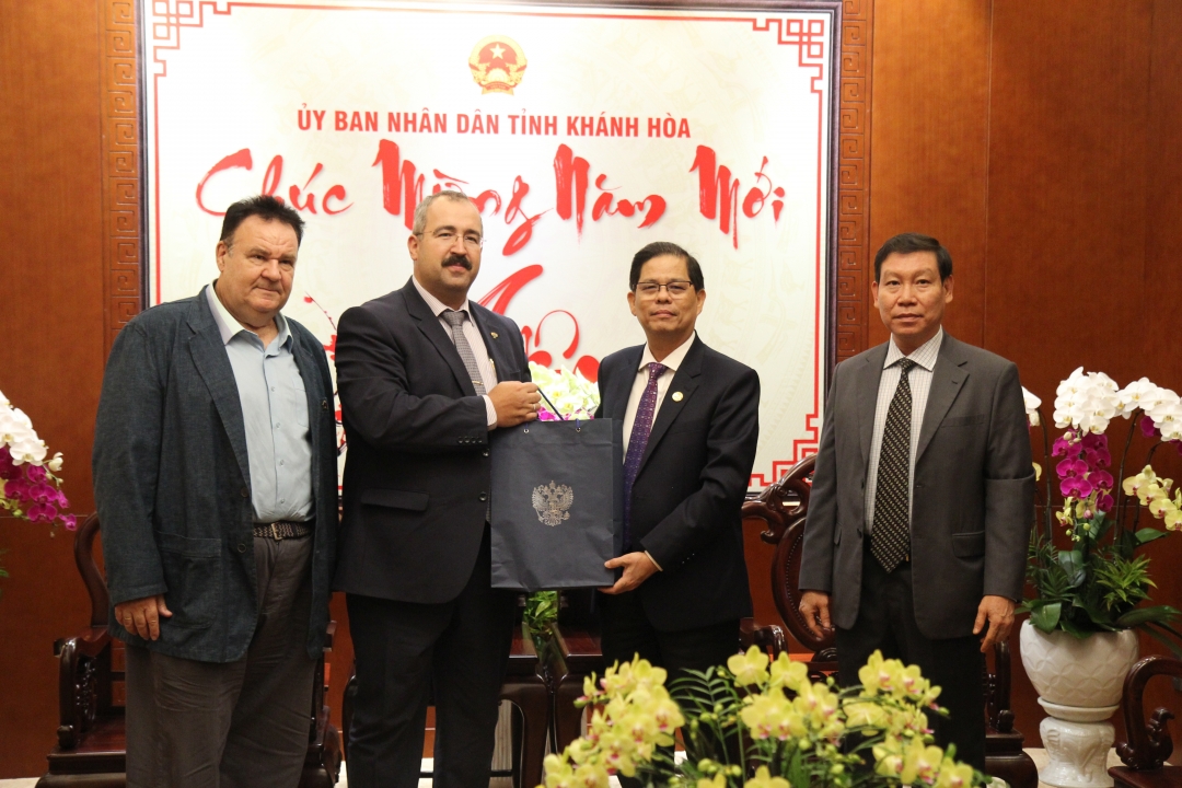 Russian Consul General Sadykov Timur Sirozhevich pays New Year visit to Khanh Hoa