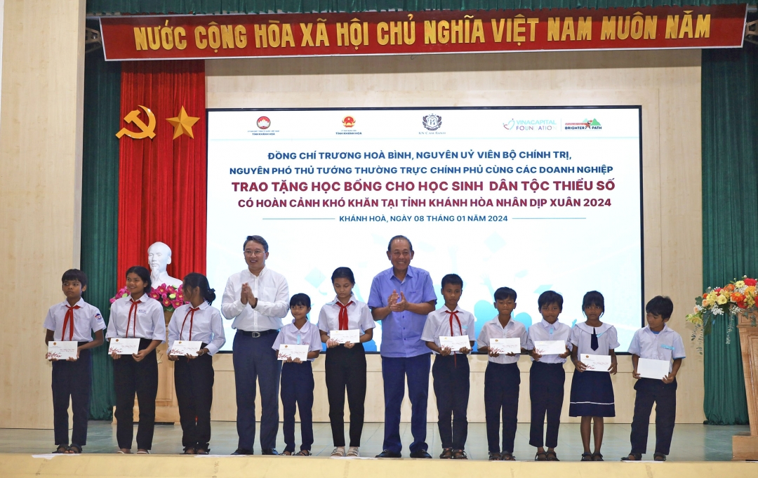 Former permanent Deputy Prime Minister Truong Hoa Binh offers 510 scholarships to students in Khanh Hoa