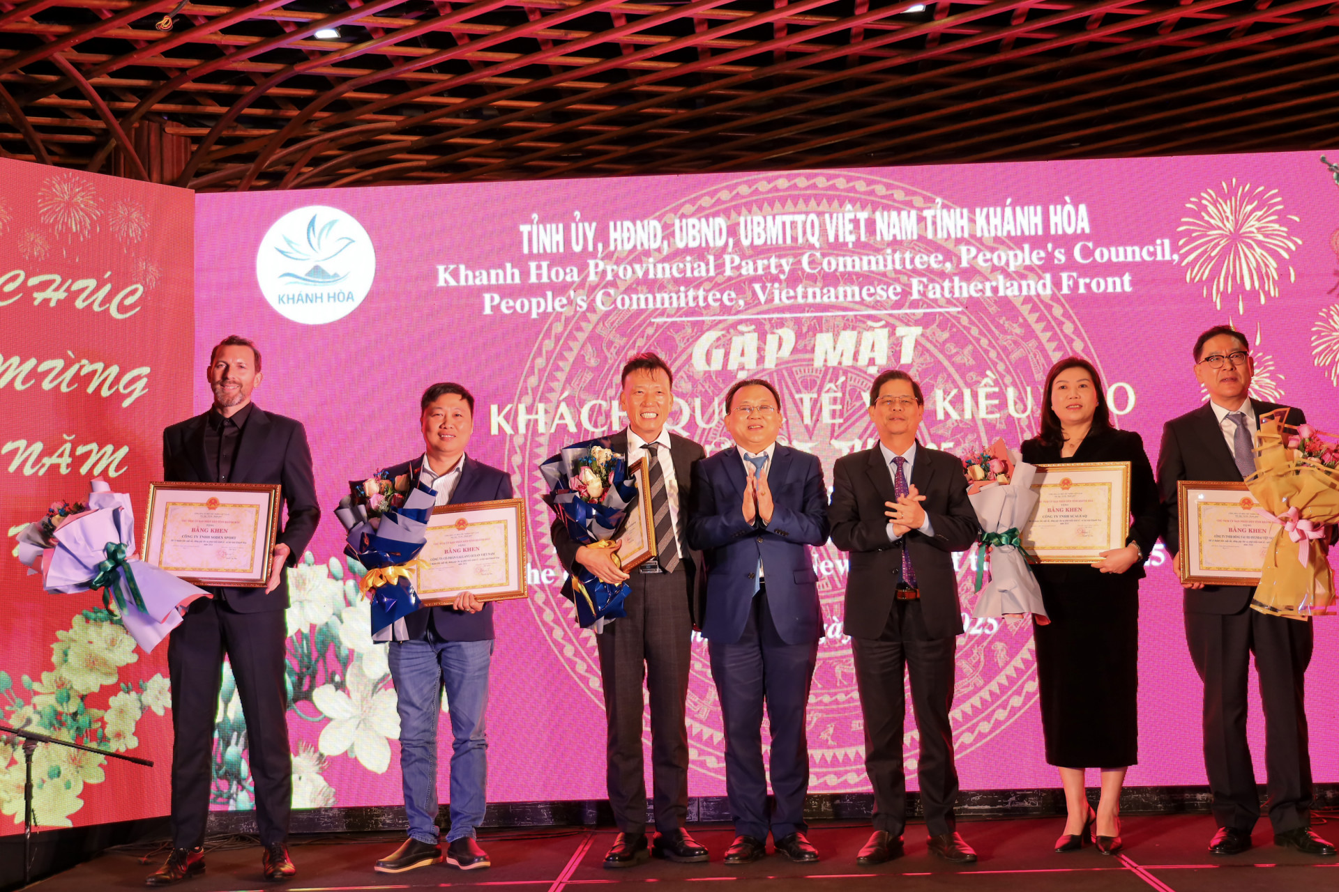 New Year meeting with foreign visitors and overseas Vietnamese