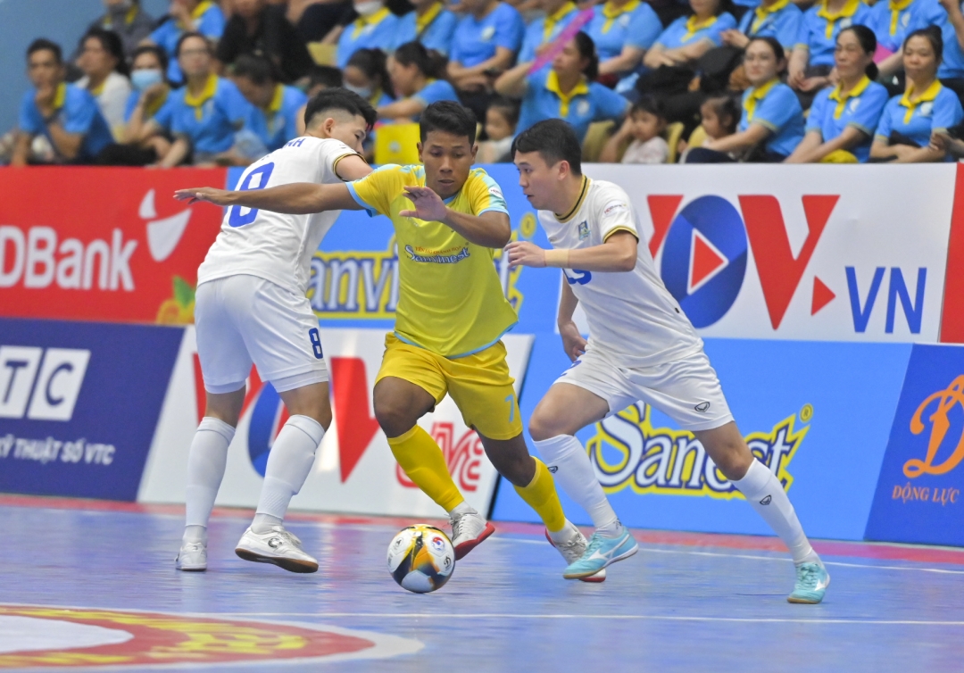 Sanvinest Khanh Hoa receive Sahako in HDBank national futsal championship round 2