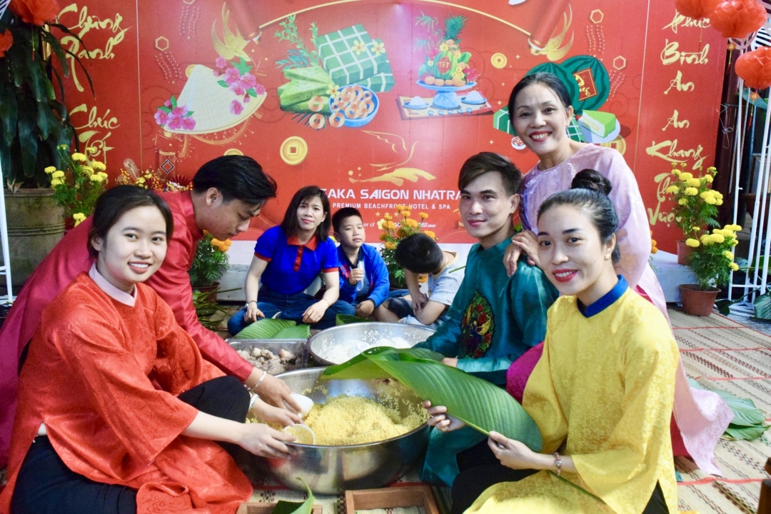 Wrapping and cooking traditional glutinous rice cakes