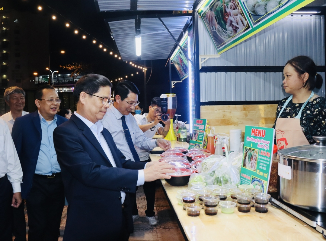 Nha Trang night market opens until midnight daily