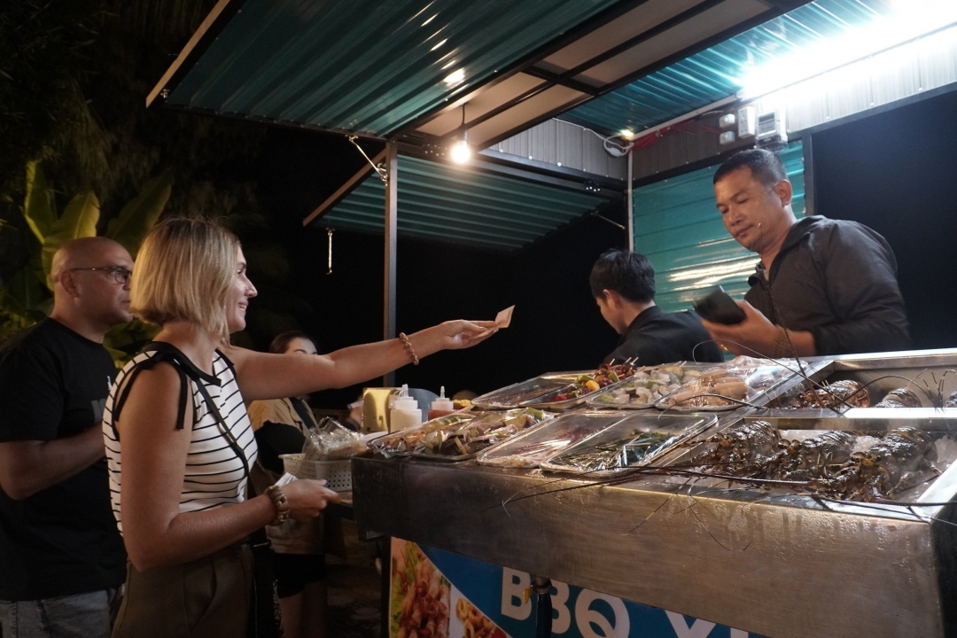 Night markets to open in Hon Mot area and on Xom Con St.