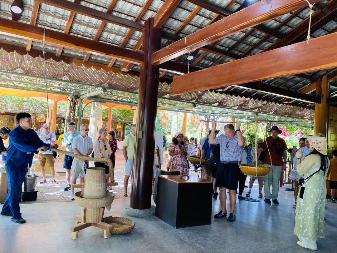 Seven Seas Explorer brings nearly 700 passengers to Nha Trang