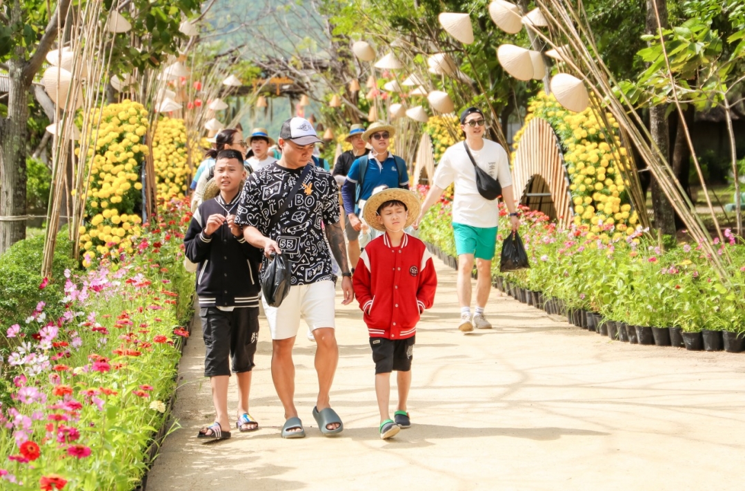 Khanh Hoa packed with tourists first days of Lunar New Year