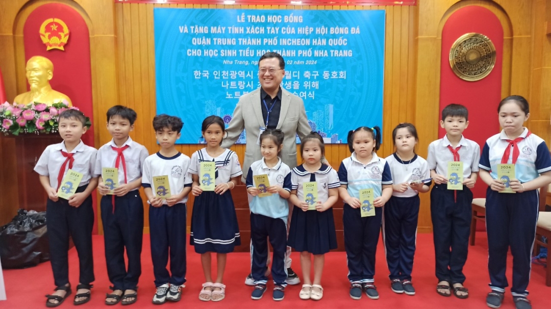 S. Korea’s Junggu District Korea Football Association presents 50 scholarships and 3 laptops to Nha Trang students