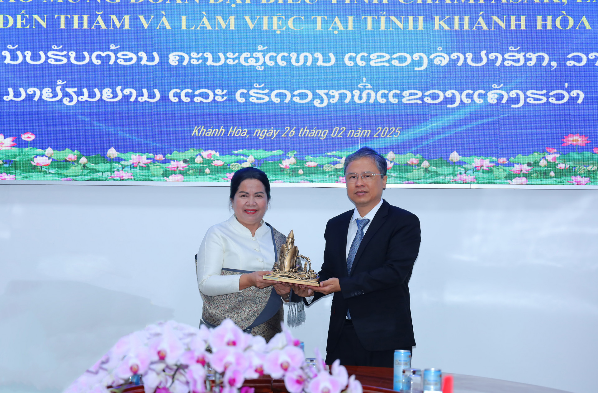 Champasak delegation (Laos) visits Khanh Hoa