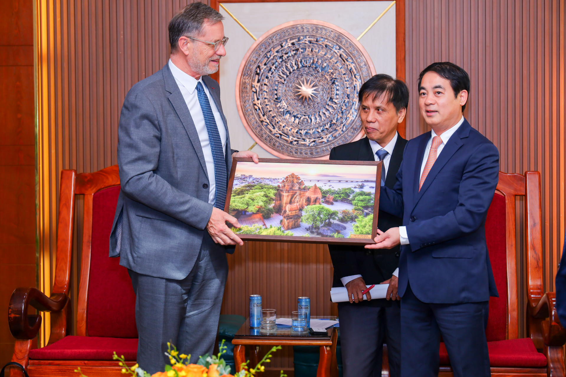 French Ambassador to Vietnam visits Khanh Hoa