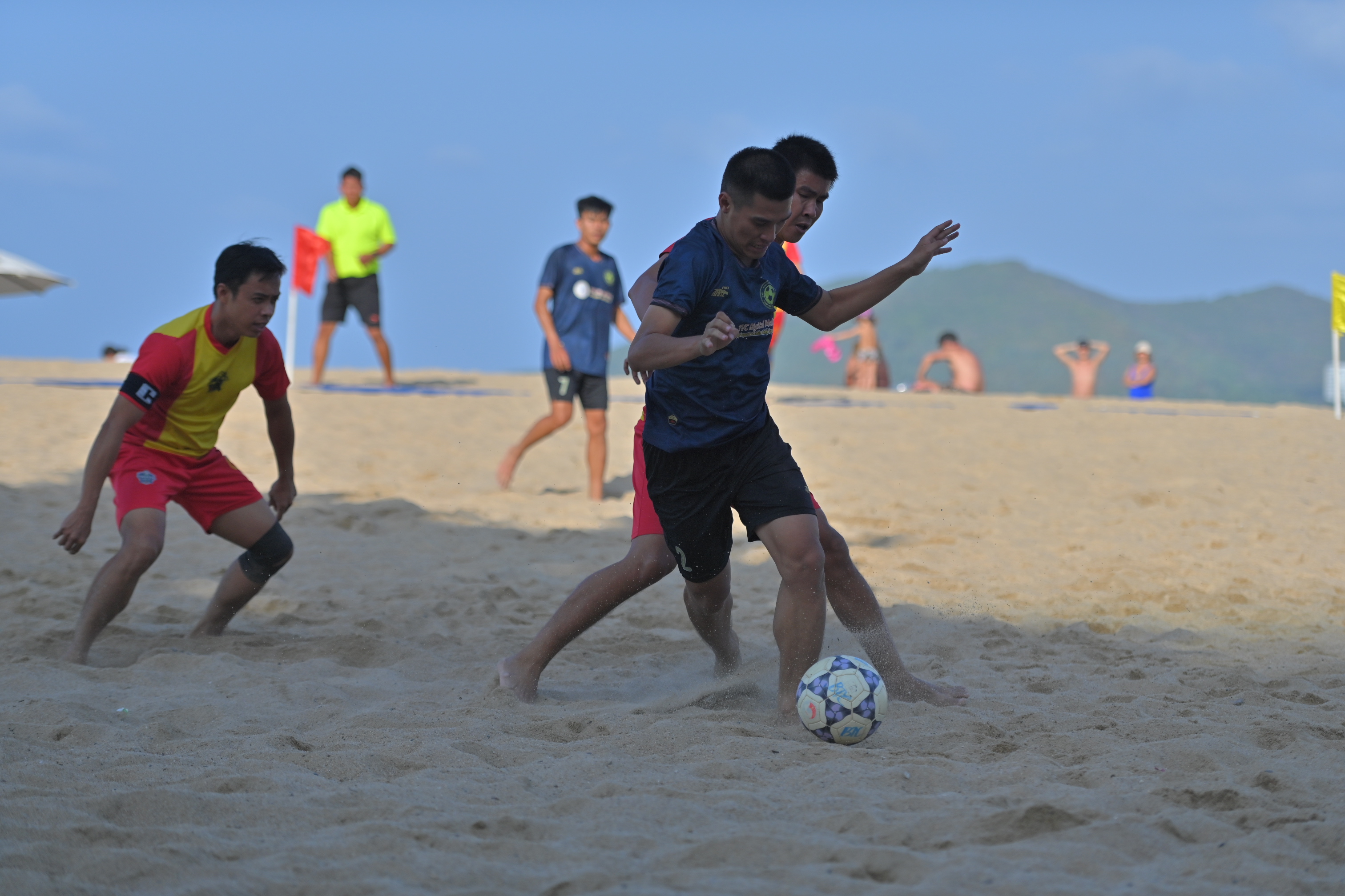 17 teams join Nha Trang City beach football tournament 2024