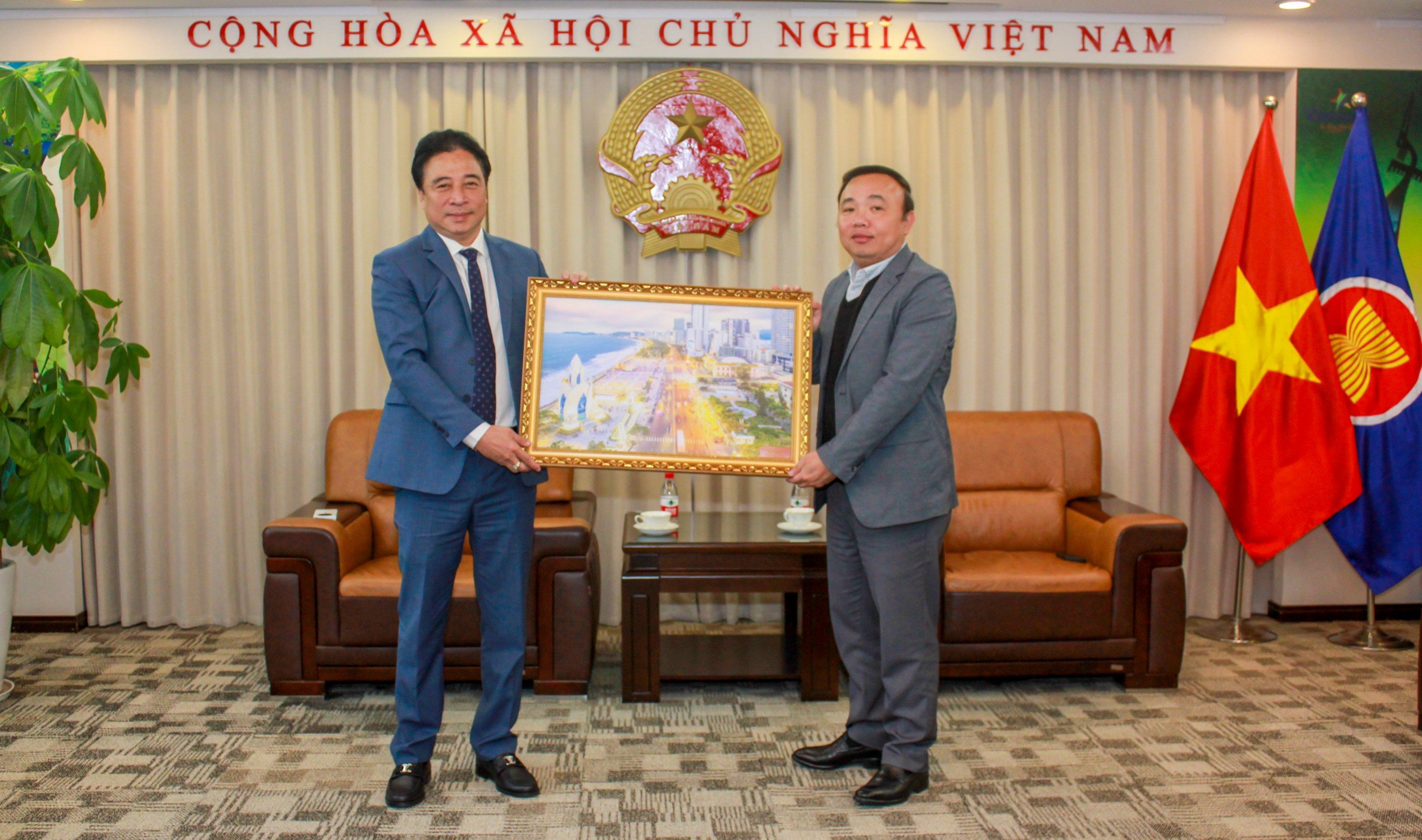 Khanh Hoa provincial delegation works with Consulate General of Vietnam in Shanghai, China