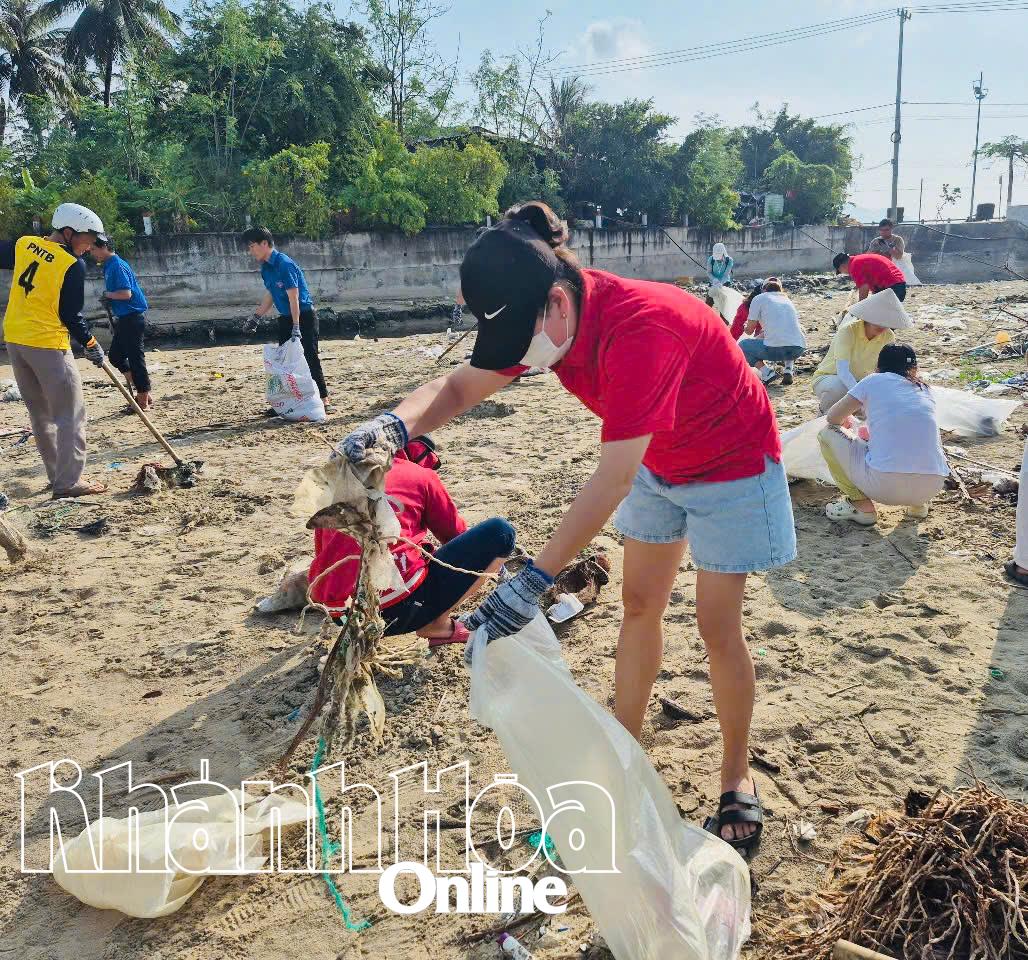 100 people join International Day of Zero Waste clean-up