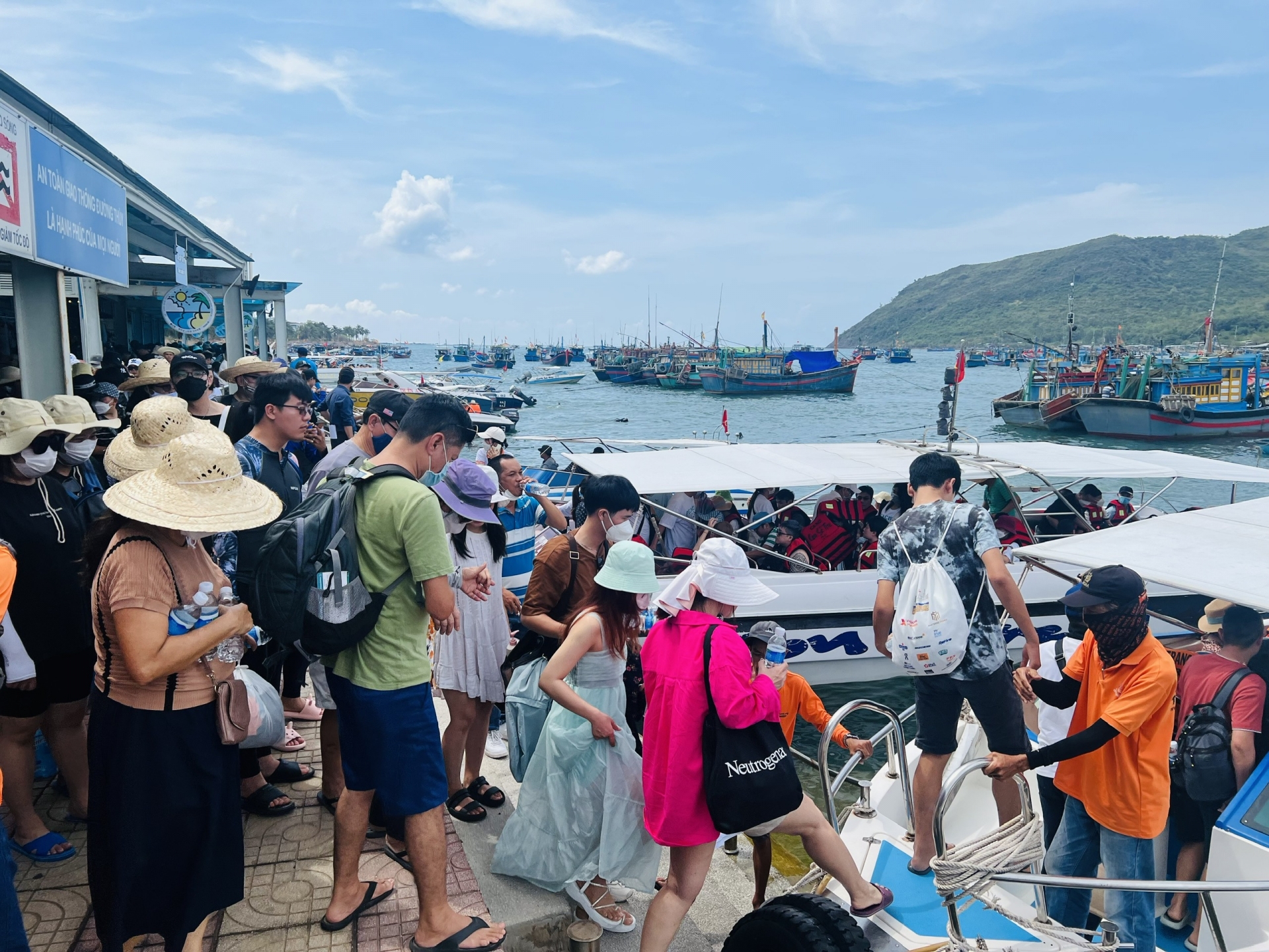 Visitors flock to Nha Trang City, taking island tours