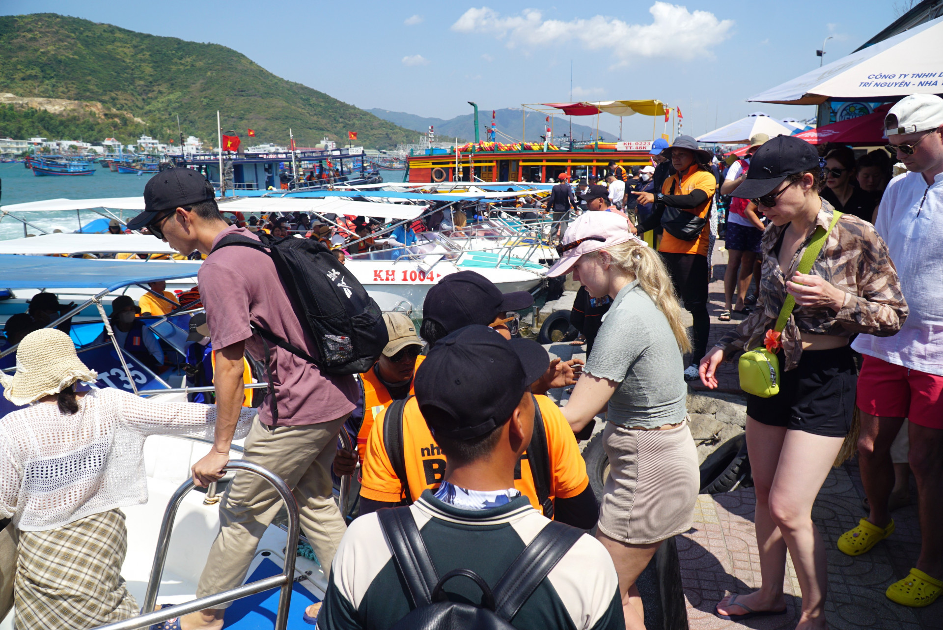 Travelers head to Nha Trang – Khanh Hoa, taking island tours