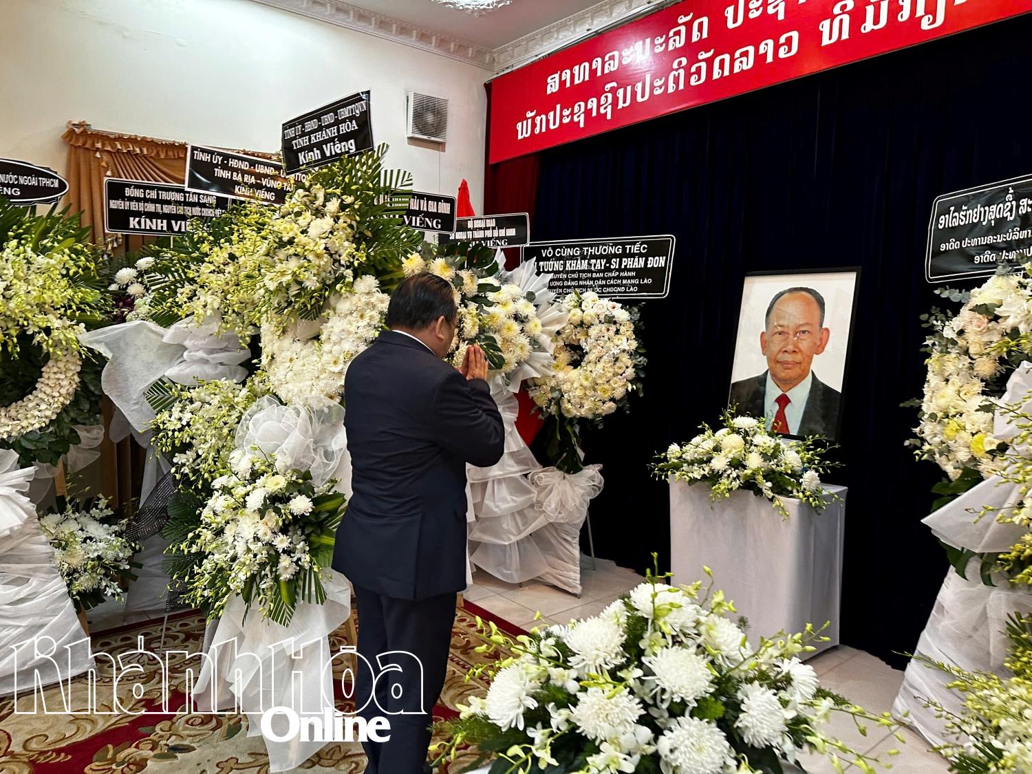 Provincial delegation pays tribute to late Lao leader Khamtay Siphandone