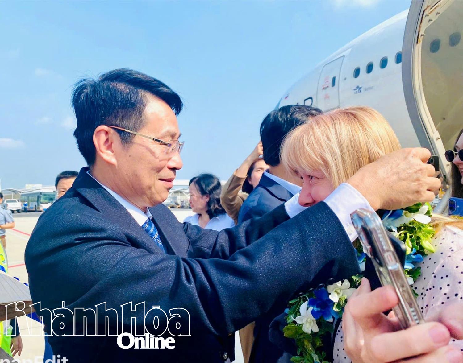 First flight from Khabarovsk to Khanh Hoa welcomed