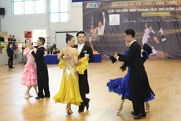 Over 300 athletes join dancesport and line dance open championship of Khanh Hoa Radio and Television 