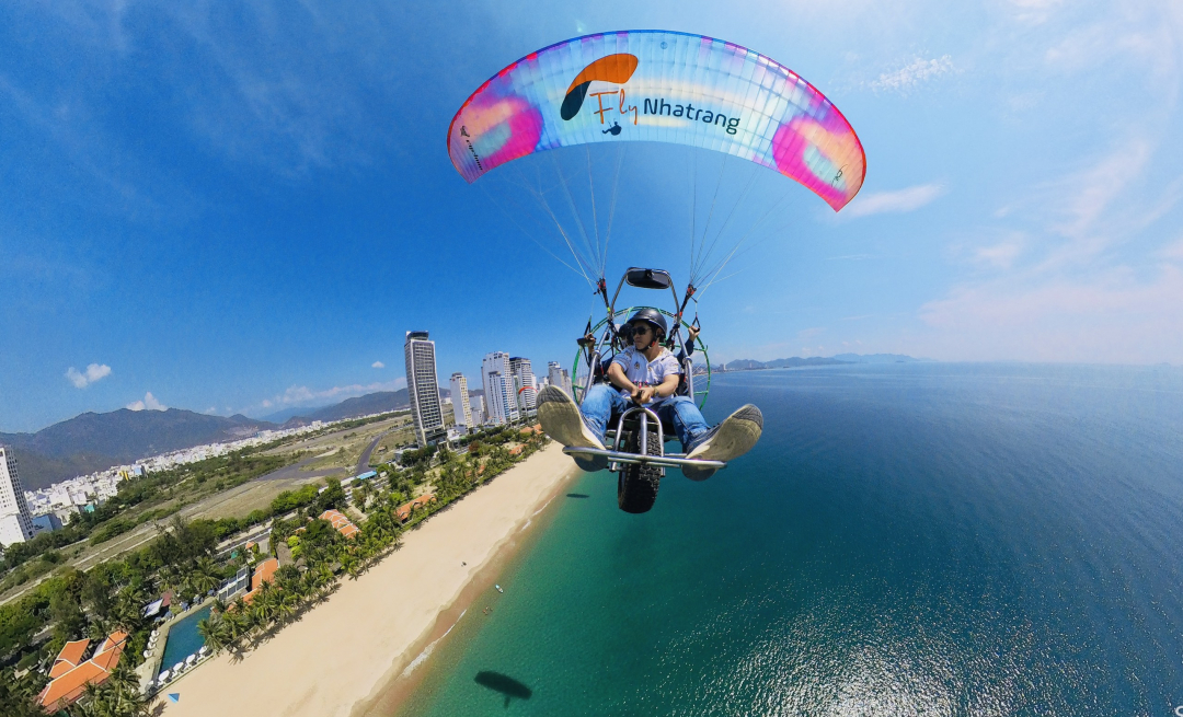 Paragliding  performance kicks off