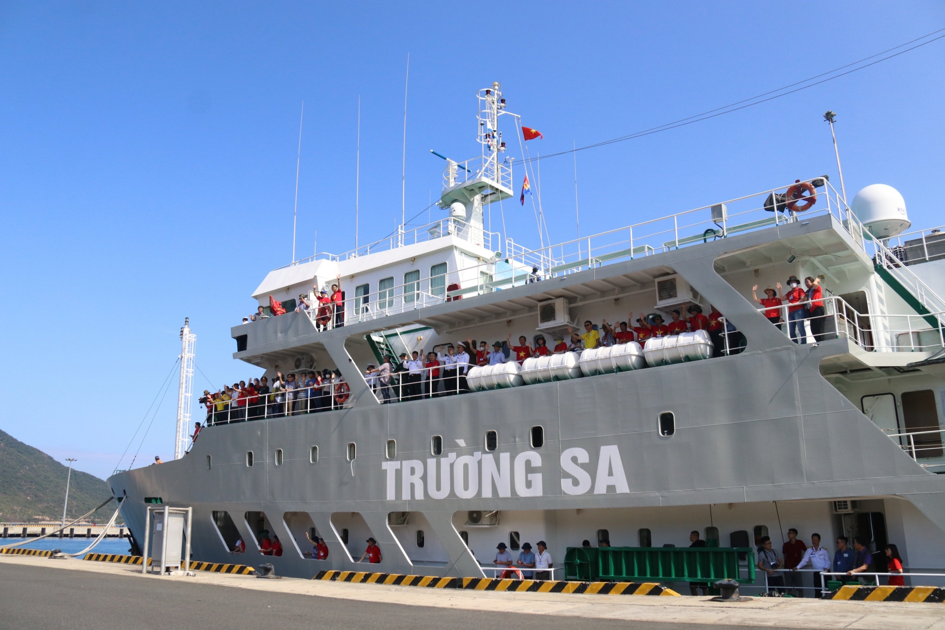 Thousands of meaningful gifts sent to soldiers and residents on Spratley Islands
