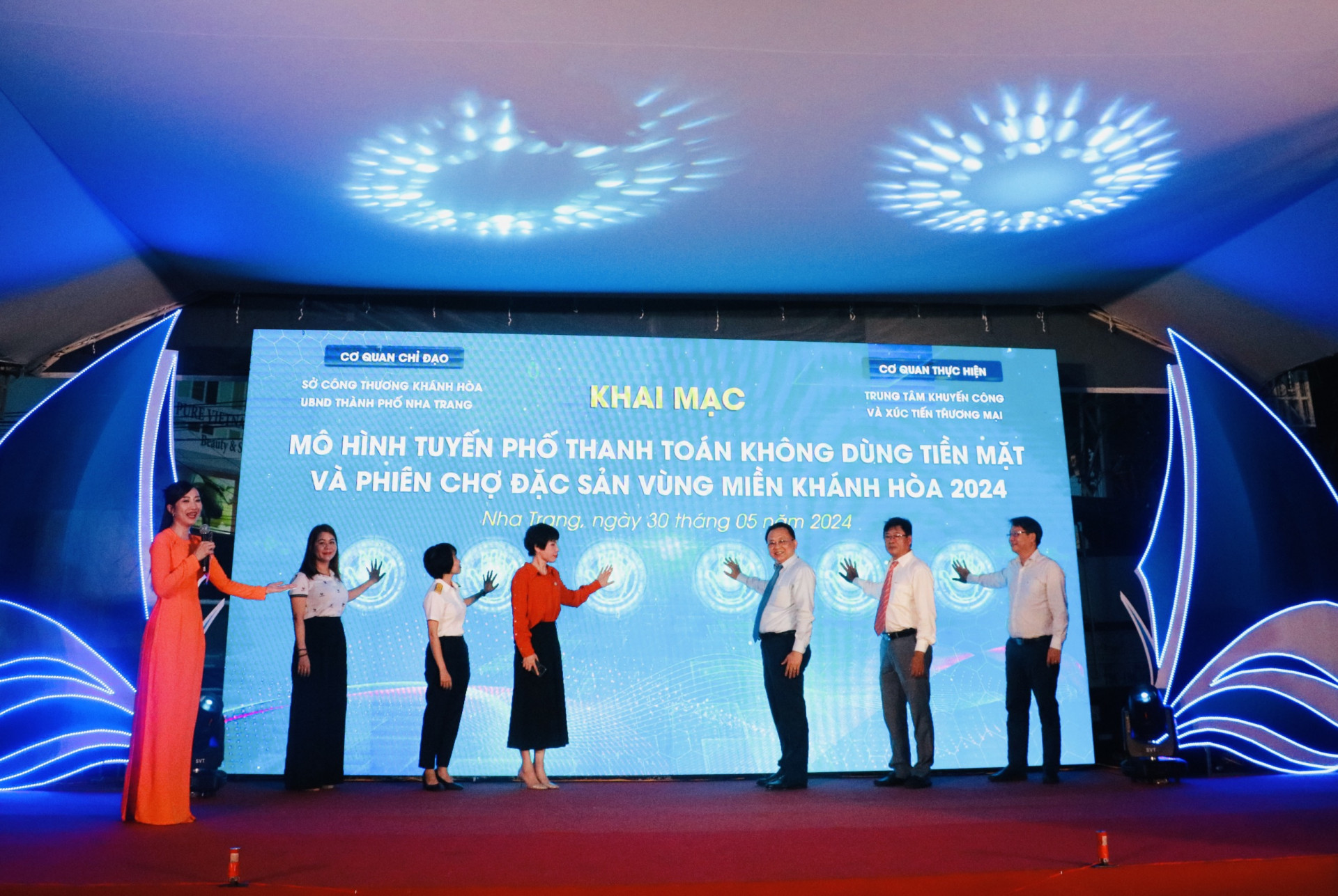 Khanh Hoa regional specialty fair and cashless street opens 