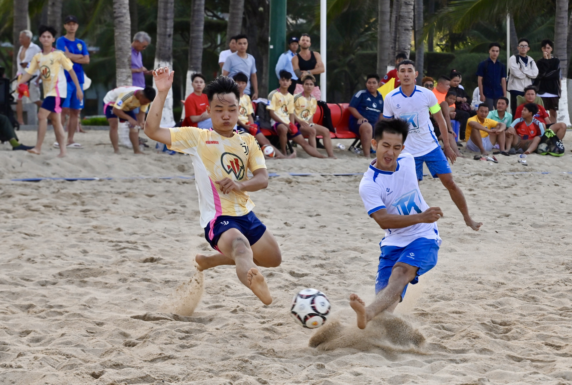 7 teams join Khanh Hoa beach football championship 2025
