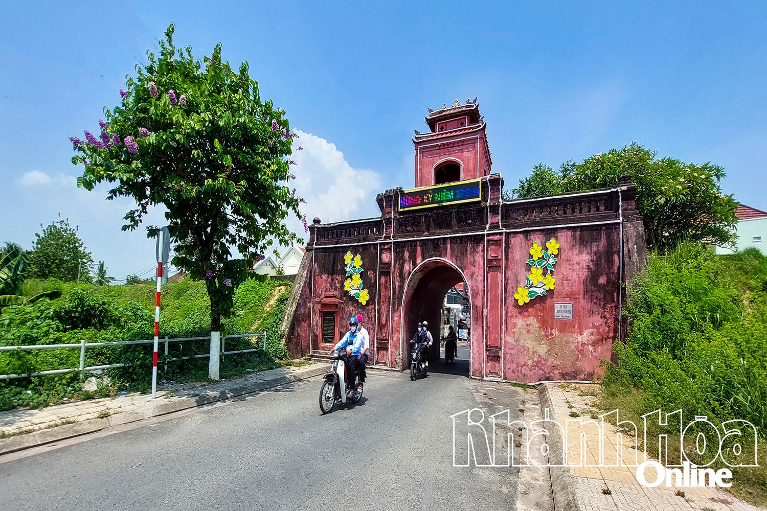 Proposing compiling dossier on recognizing Dien Khanh Citadel as special national monument