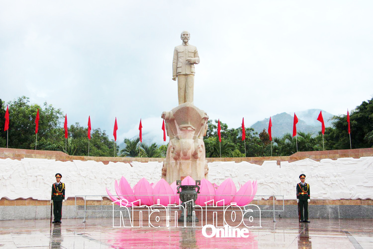 Provincial leaders attend thurification at Uncle Ho Statue marking his 135th birthday