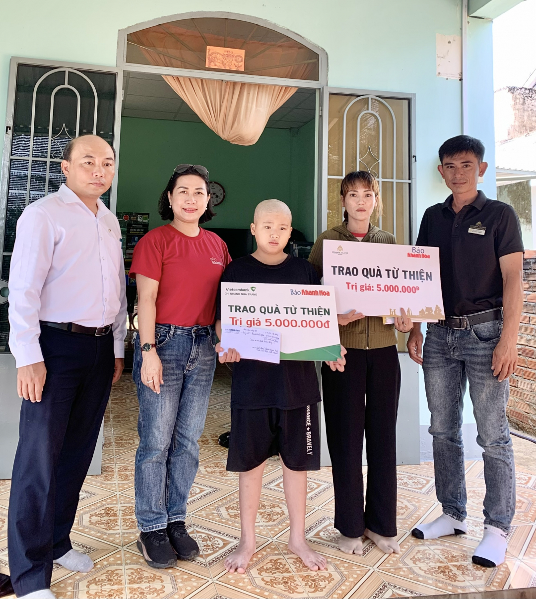 Over VND88 donated to 10-year-old child with blood cancer