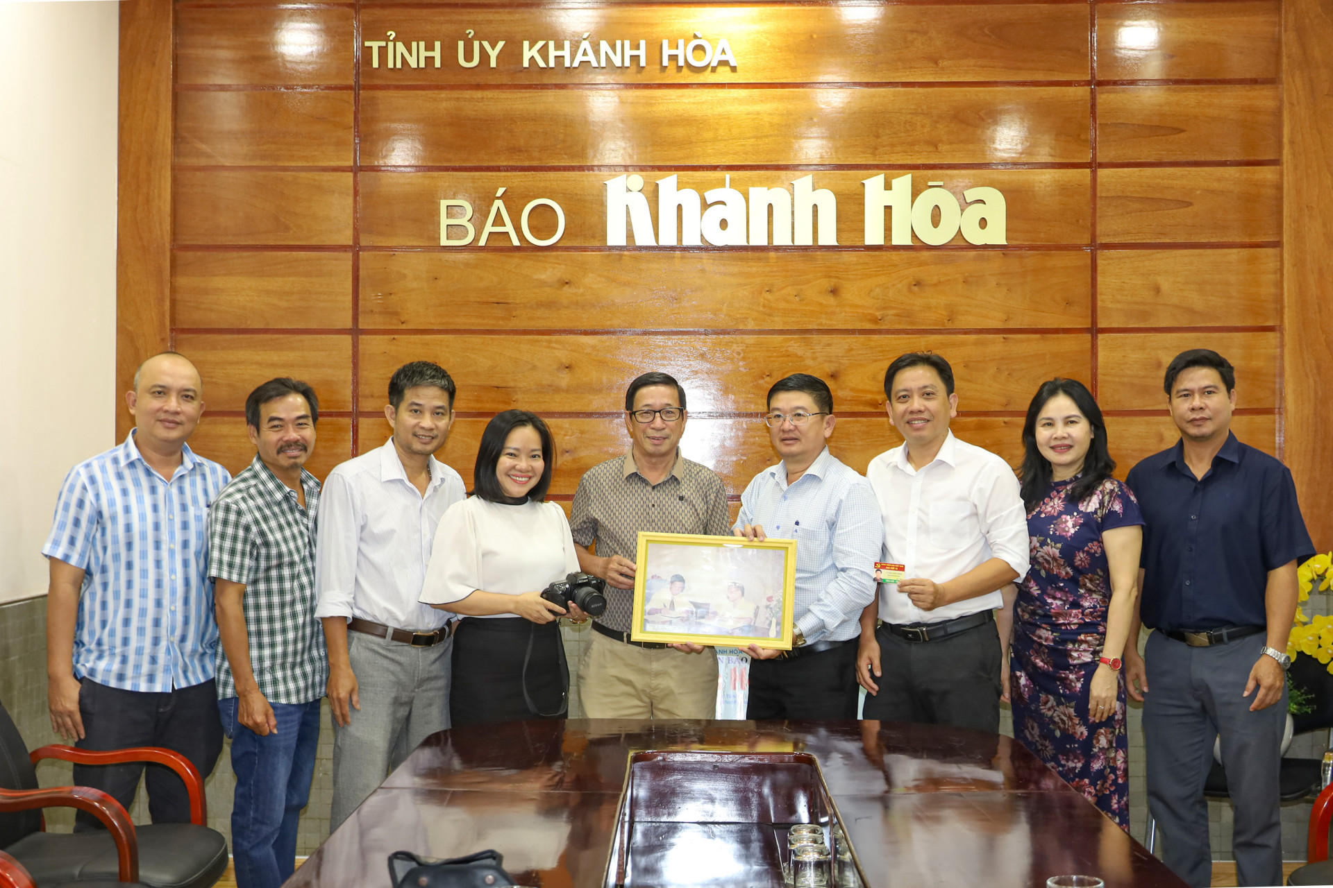Former Editor-in-Chief presents mementos to Khanh Hoa Newspaper