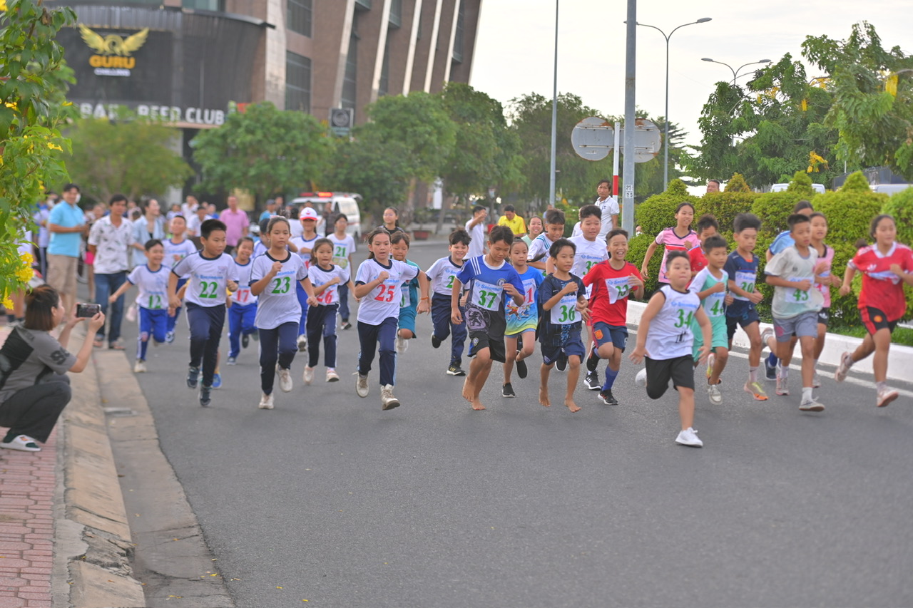 Over 200 people competed in join Nha Trang’s cross-country tournament for teenagers and children 