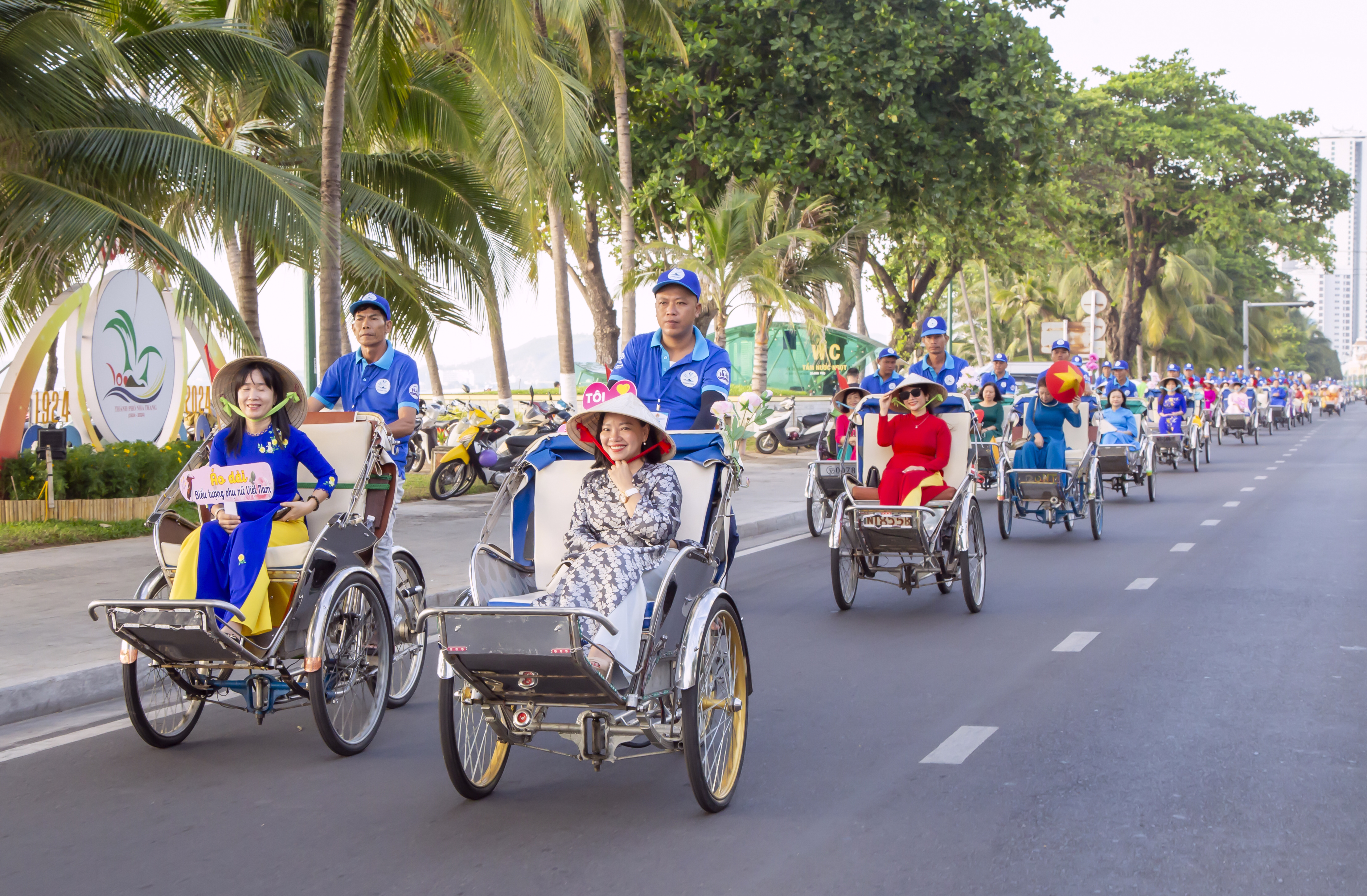 1,500 women in Ao Dai parade on streets by cyclos