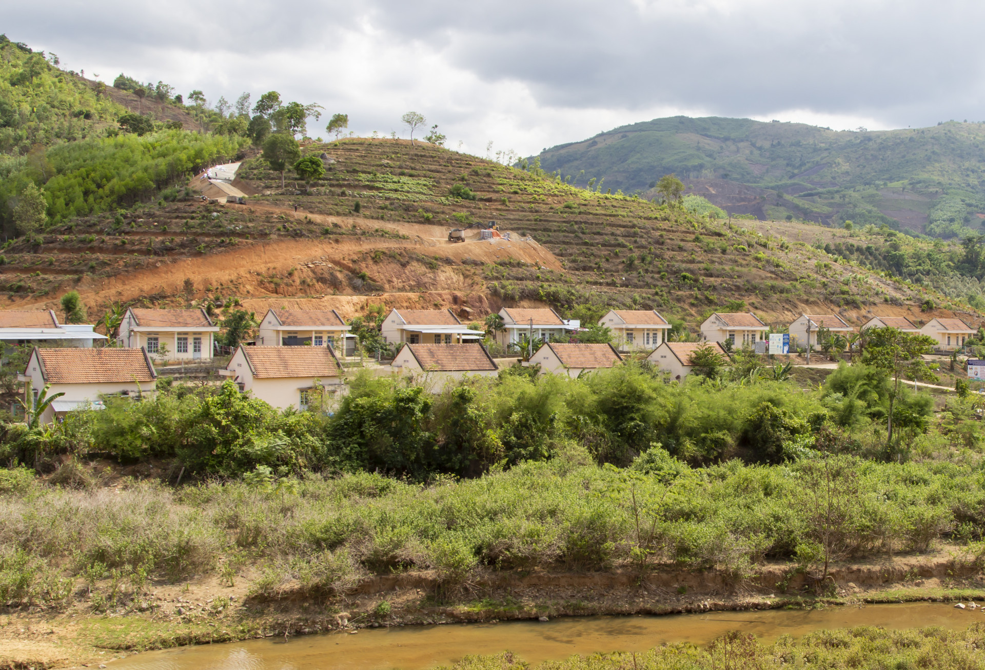 Enhancing appearance of mountainous Khanh Son