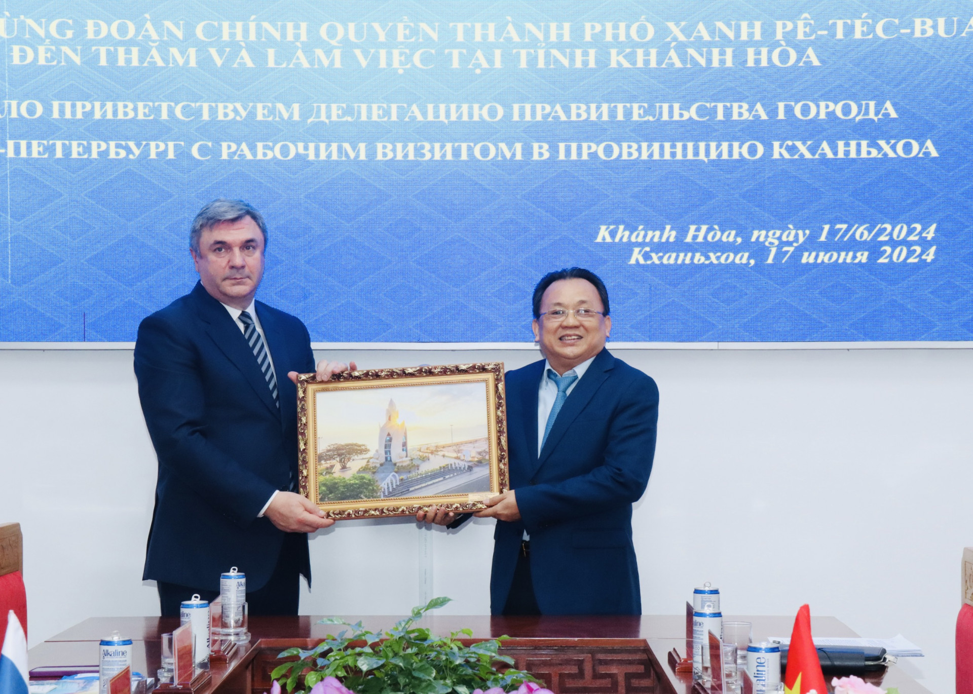 Saint Petersburg delegation visits Khanh Hoa
