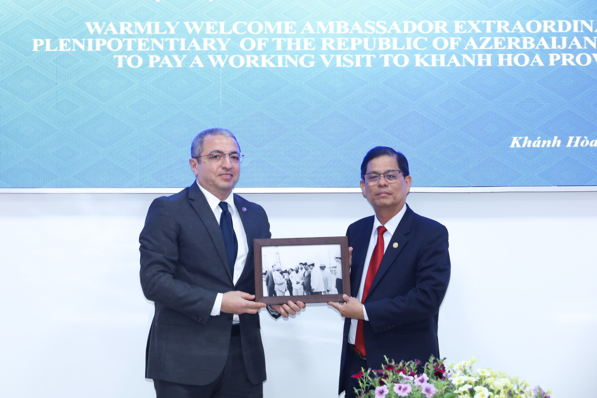 Provincial People’s Committee Chairman welcomes Azerbaijani Ambassador to Vietnam