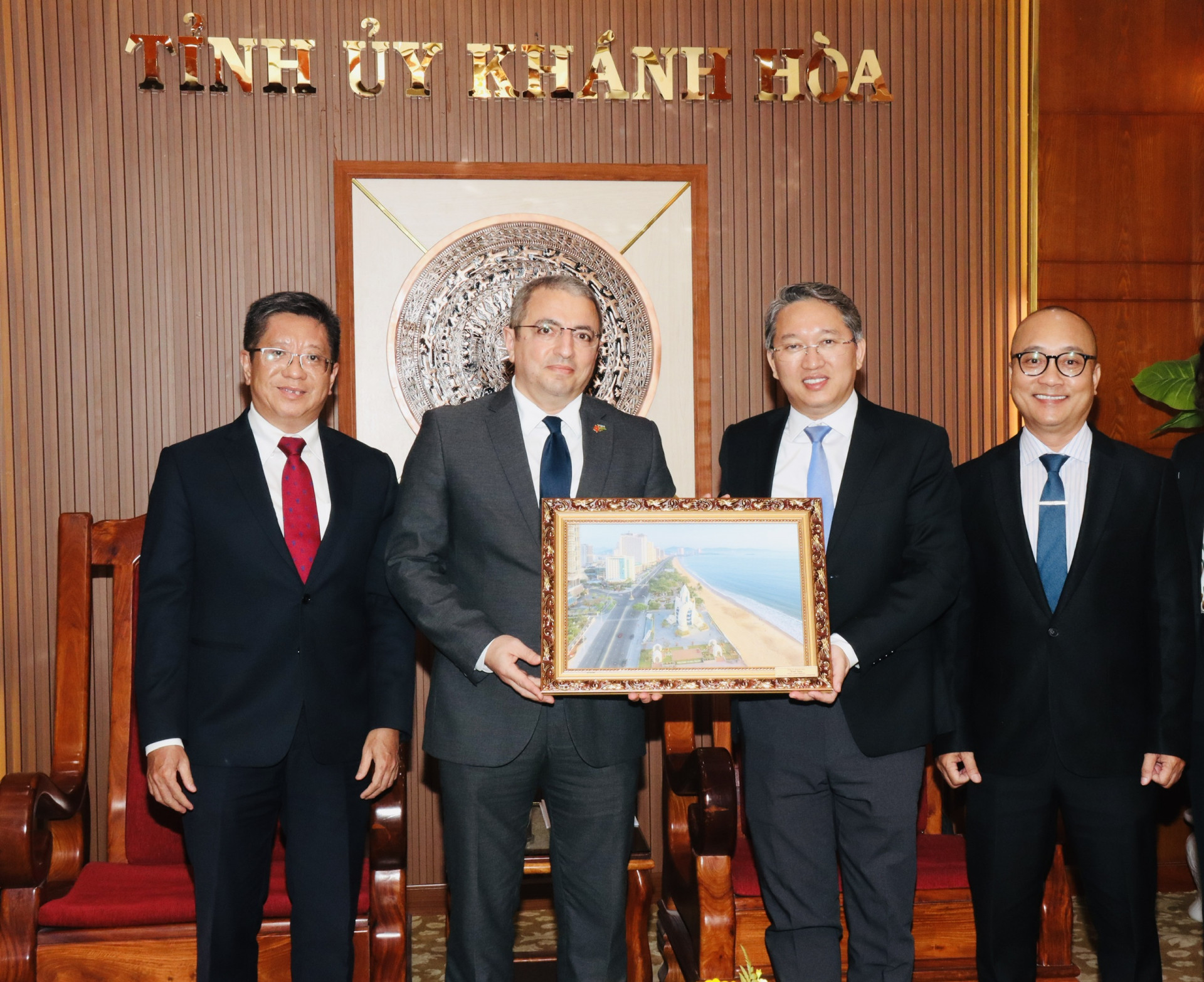 Azerbaijani Ambassador Shovgi Mehdizada visits Khanh Hoa