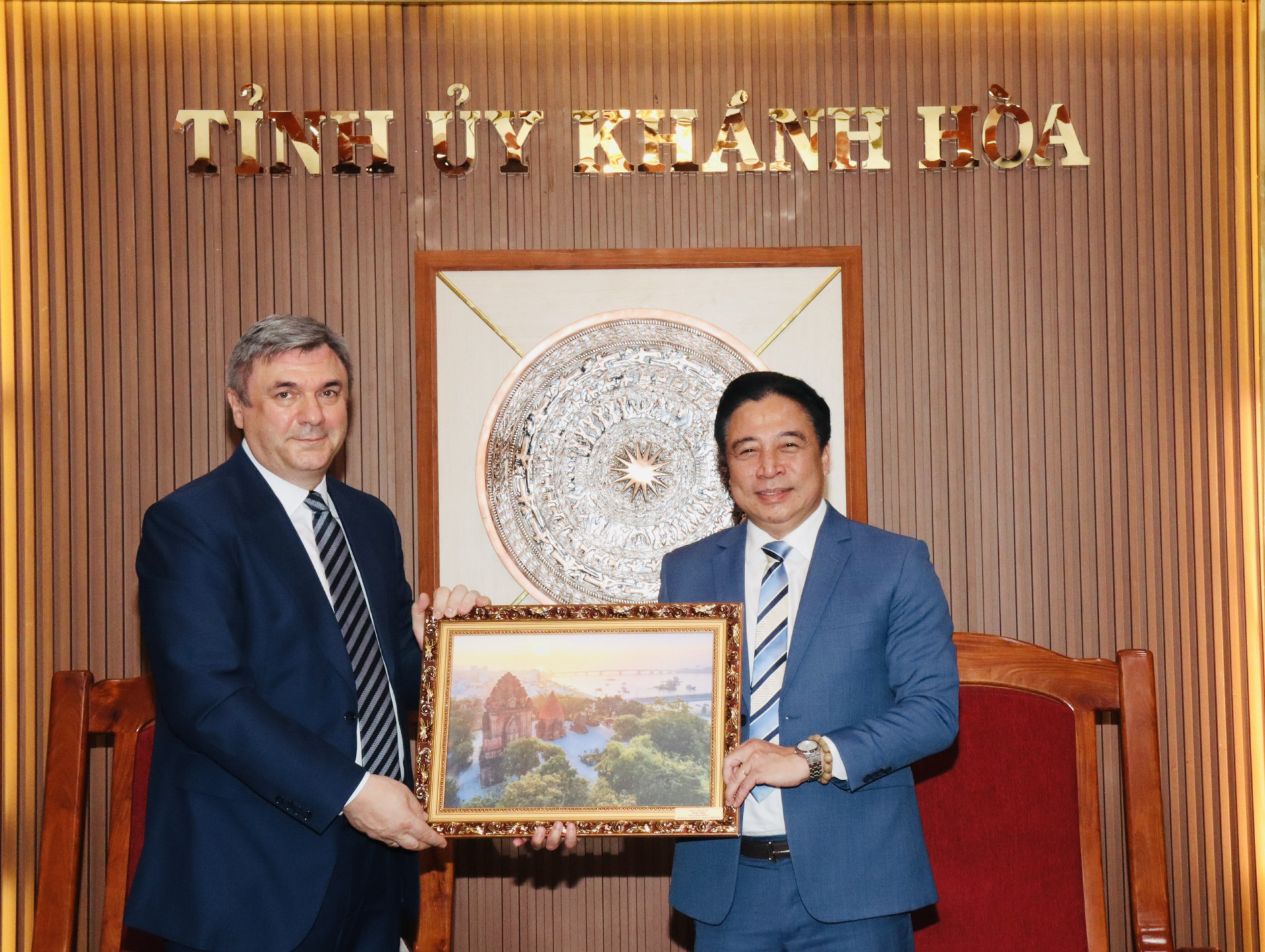 Chairman of Provincial People’s Council welcomes Saint Petersburg City delegation to Khanh Hoa
