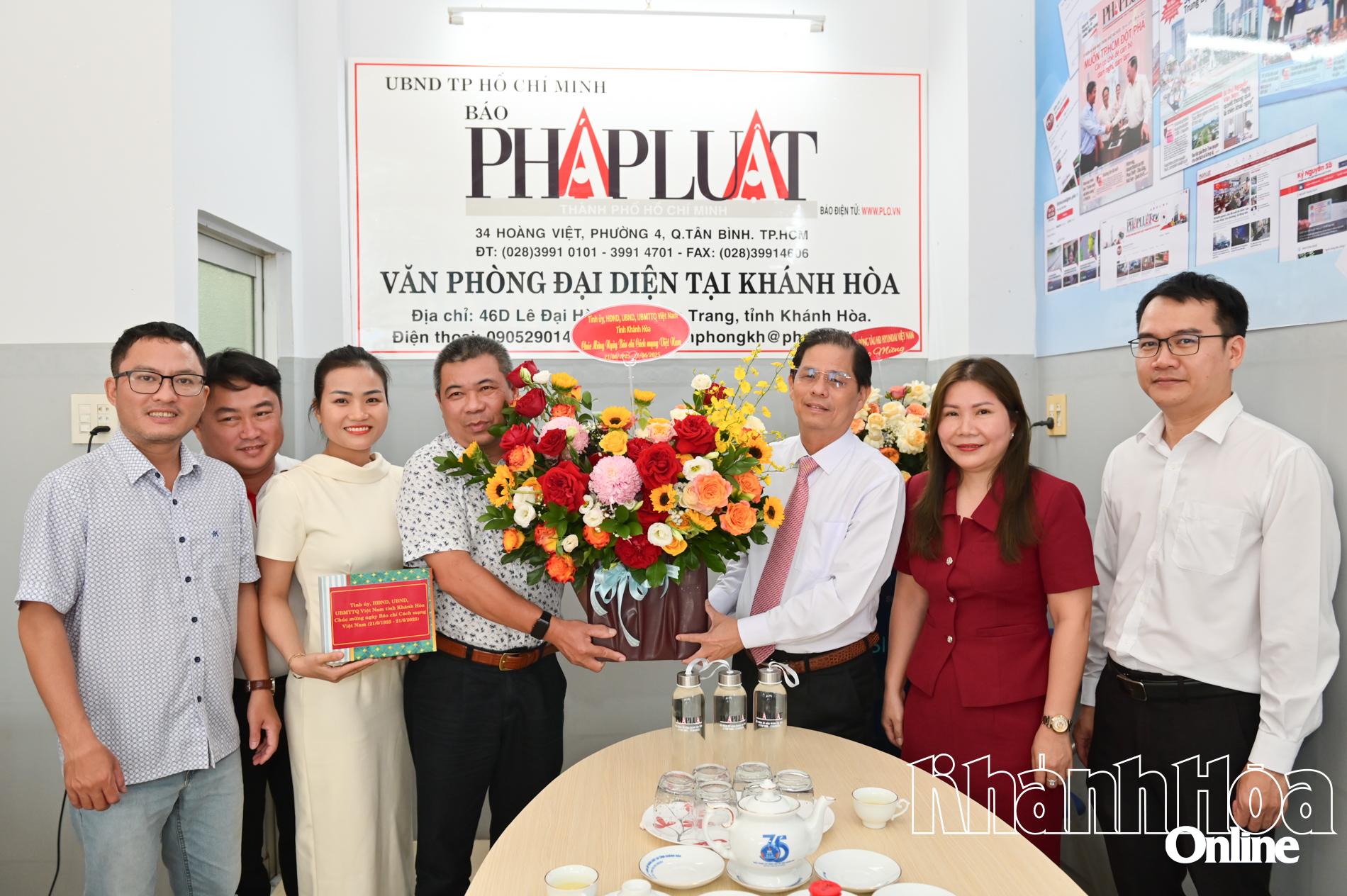 Chairman of the Provincial People’s Committee Nguyen Tan Tuan pays Press Day visits to press agencies