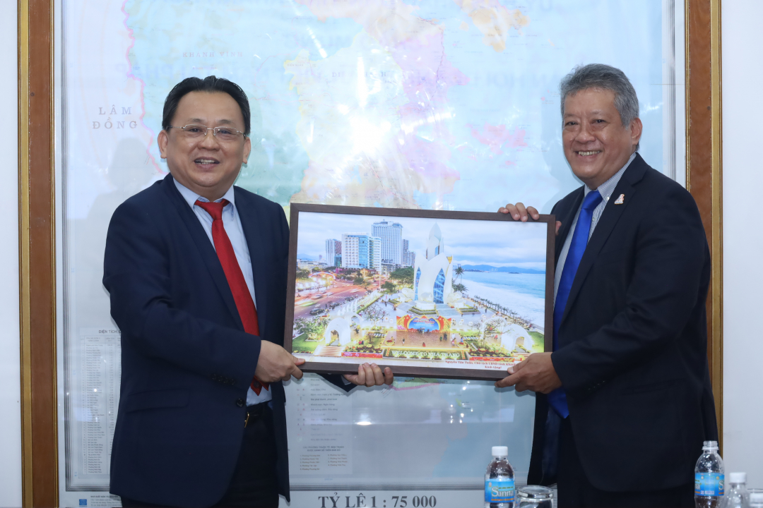 Standing Vice-Chairman of Khanh Hoa People’s Committee works with ABVietFrance