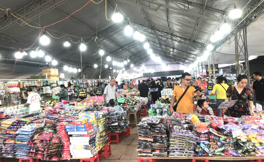 Interesting Vietnam - Thailand fair in Nha Trang