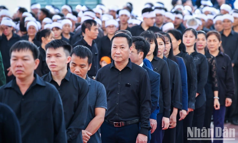 Thousands of State officials, residents, overseas Vietnamese and foreign dignitaries pay respects to General Secretary Nguyen Phu Trong