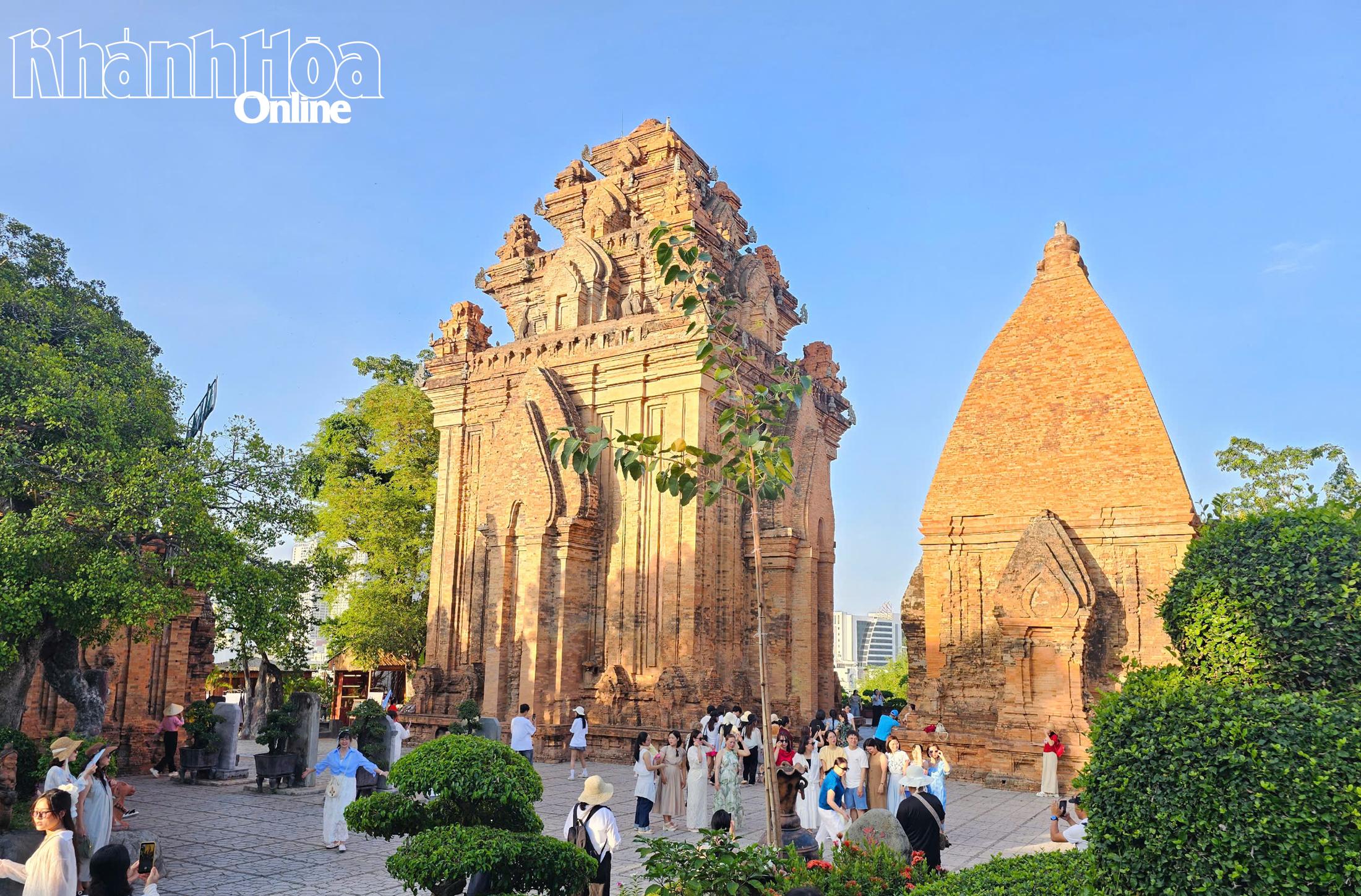 On July 10 night, ceremony honoring Po Nagar Temple as special national monument and folk knowledge of exploiting and processing Khanh Hoa aloewood as national intangible cultural heritage to be broadcast live