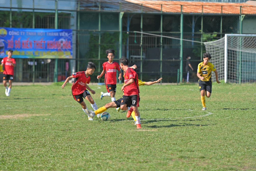 20 teams join Nha Trang mini football summer tournament for adolescences and pupils