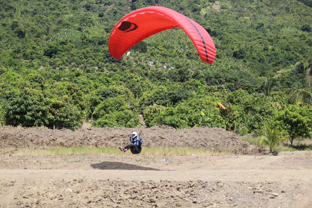 Over 60 paragliding pilots and instructors join training class