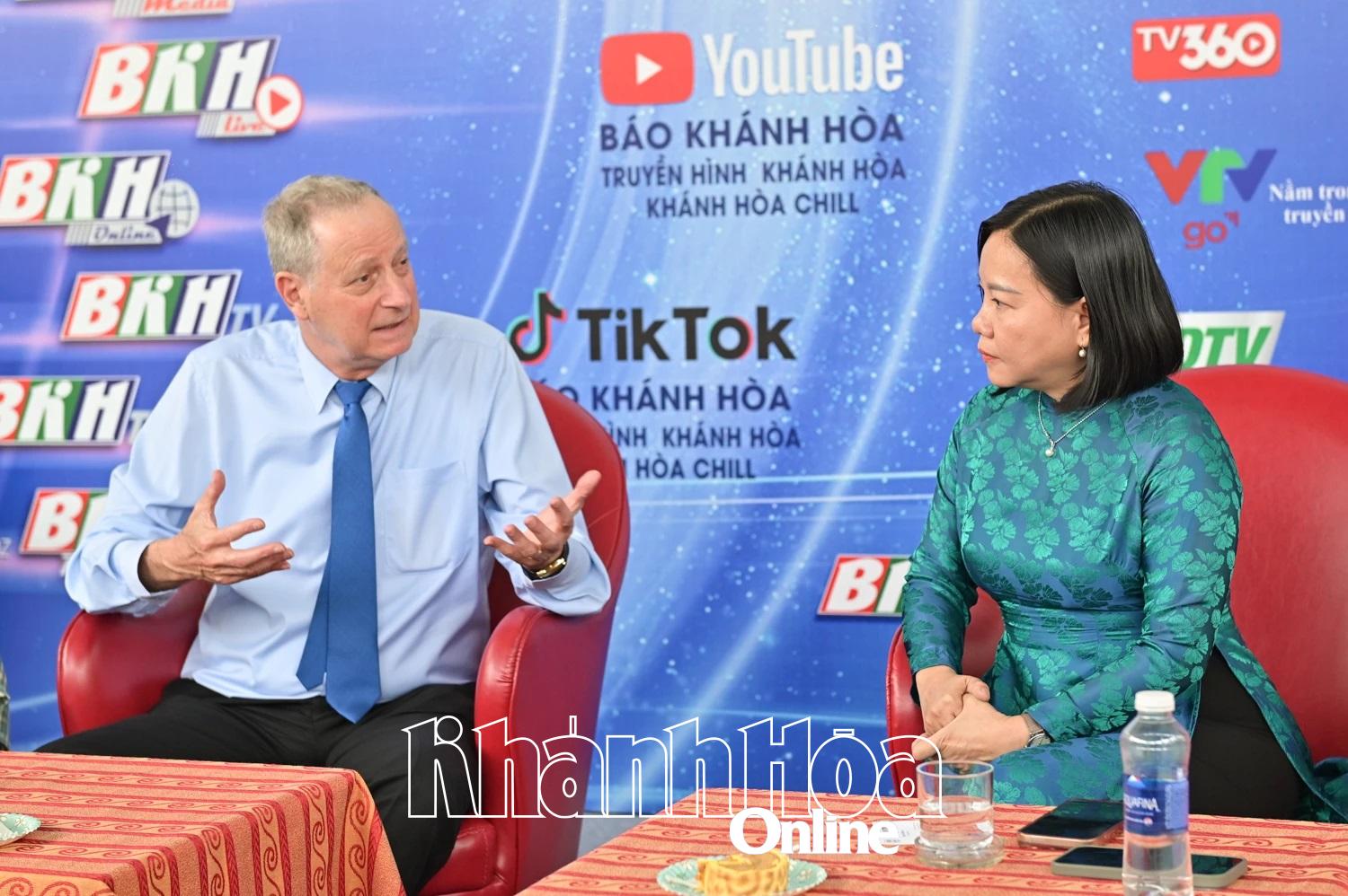 Israeli Ambassador to Vietnam visits Khanh Hoa Newspaper, Radio and Television