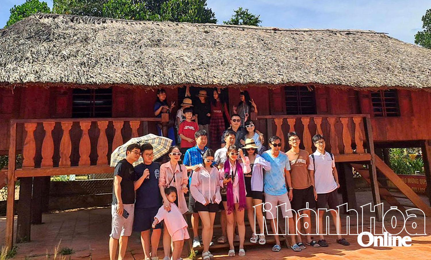 Hon Dung community tourism village welcomes first group of tourists