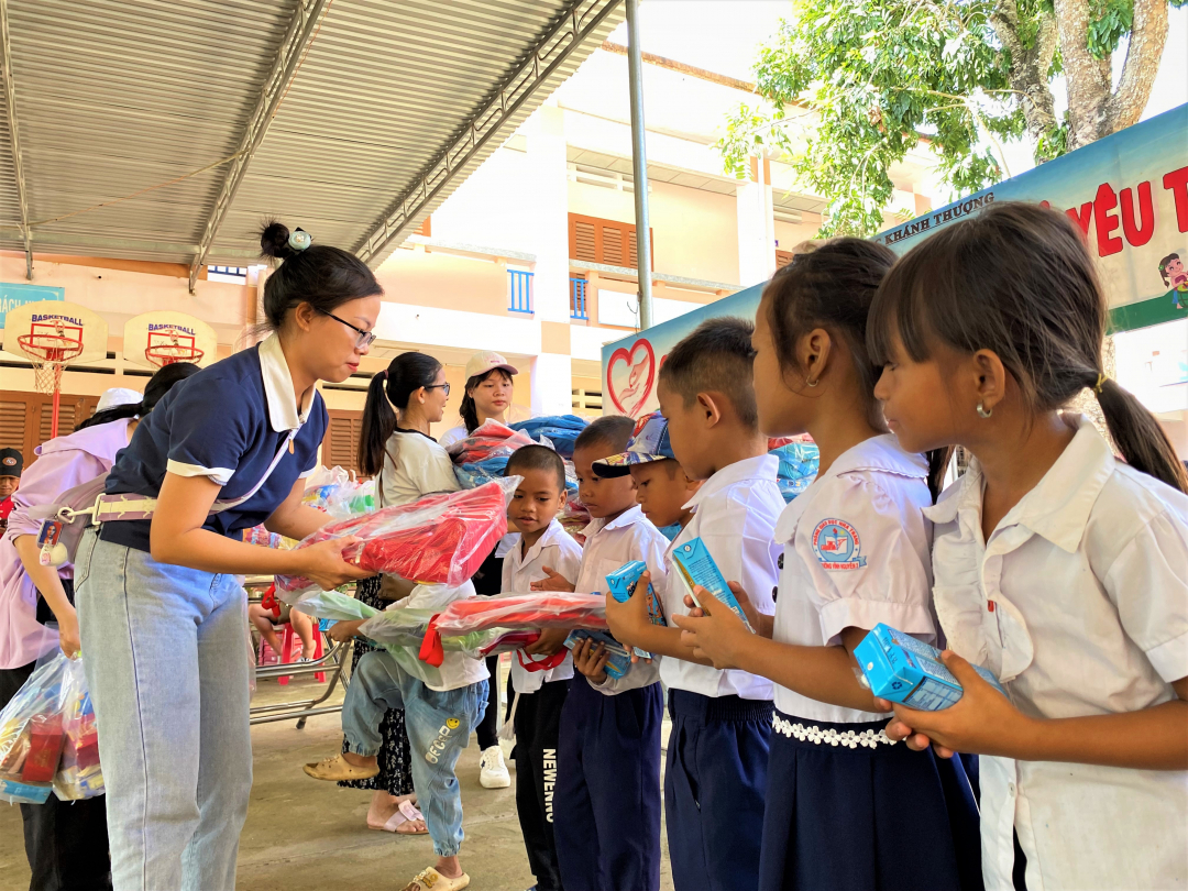 “New clothes to school” program for kids in remote mountainous areas